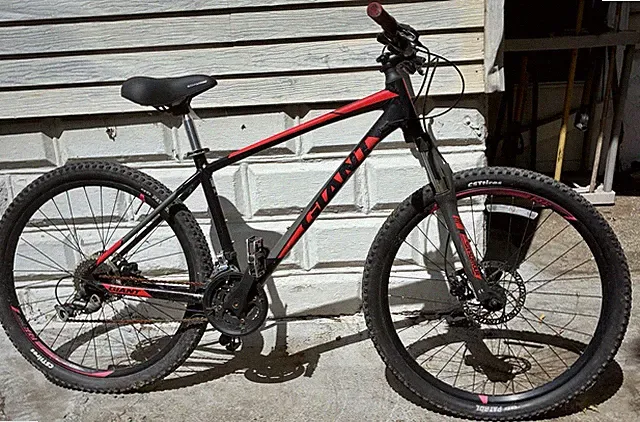 Giant Talon 18- 3 Mountain Bike W/ New Schwinn Seat No Kick Stand. 1 Tire Repair