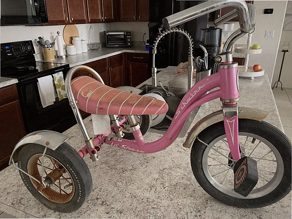 SCHWINN LIL' STING-RAY DELUXE TRICYCLE W/BANANA SEAT -Pink-used
