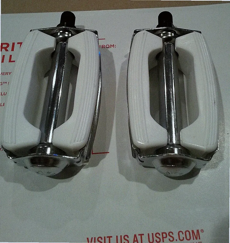 WHITE BICYCLE BOW PEDALS SCHWINN STINGRAY, KRATE , CRUISER BIKE PEDAL 1/2" SHAFT
